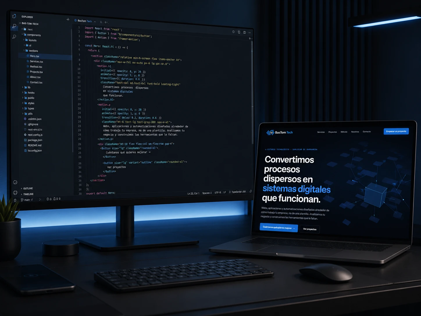 Puesto de trabajo de BasTom Tech con código en pantalla y la web abierta